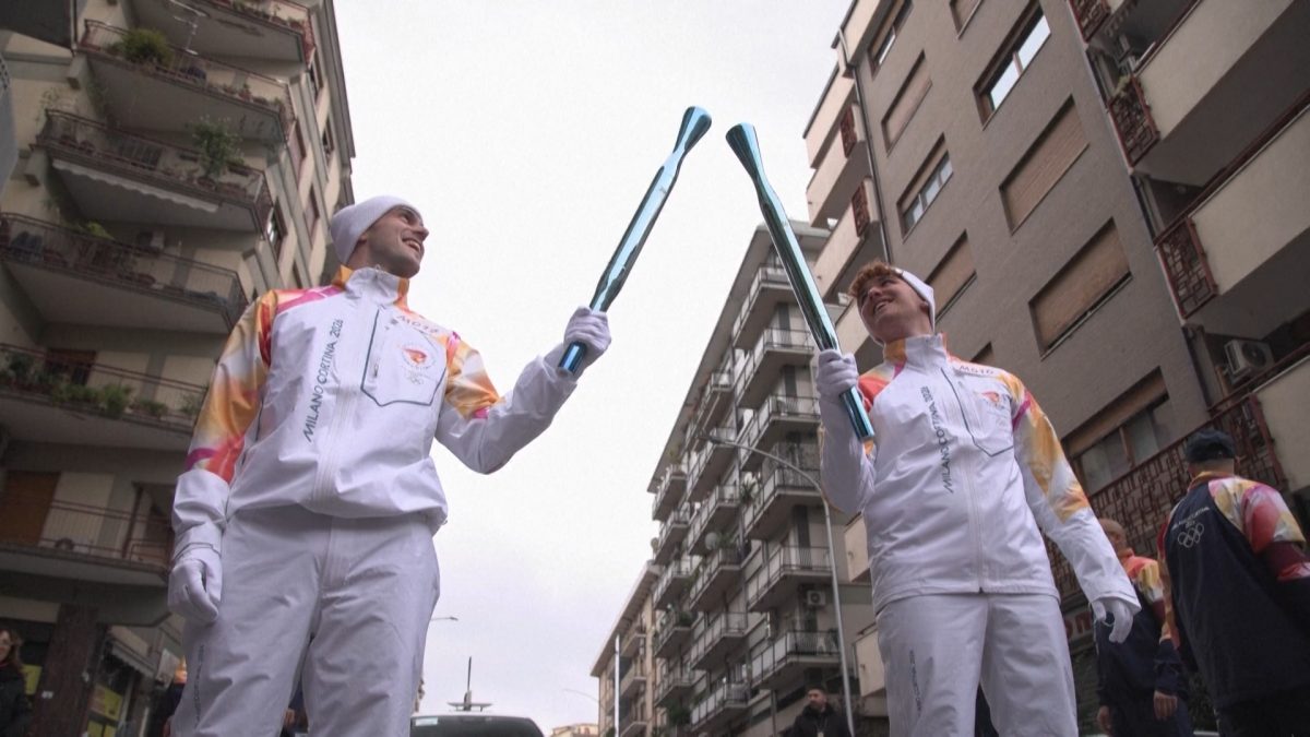 La fiamma olimpica prosegue il suo viaggio verso Milano-Cortina 2026