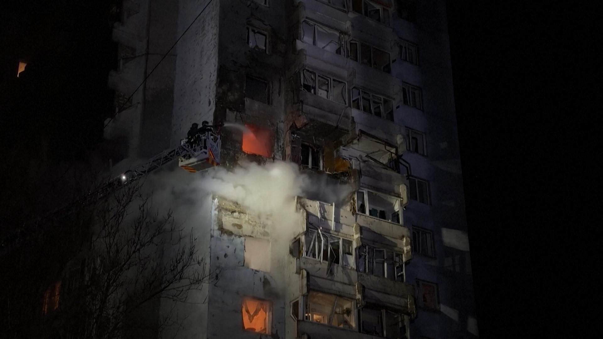 Attacco di droni e missili russi uccide tre persone in Ucraina