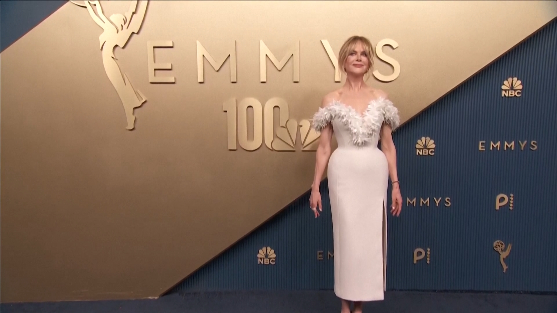 Nicole Kidman agli Emmy sfoggia un elegante abito color avorio con piume